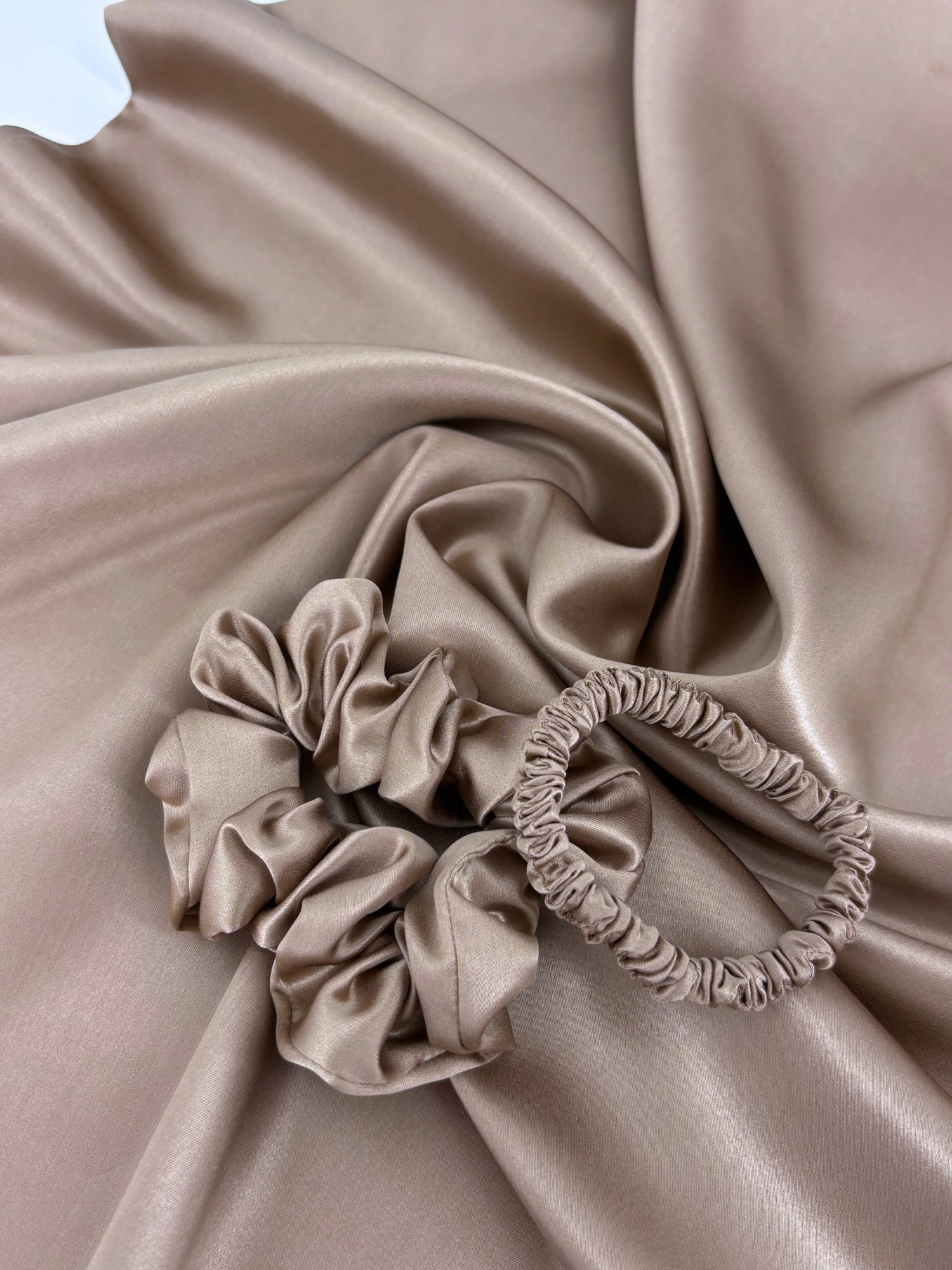 Svileni elastiki + svilena prevleka za vzglavnik – MOCHA RJAVA