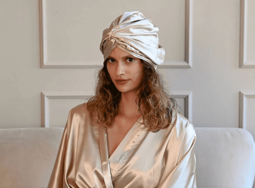 svileni turban in svilena halja